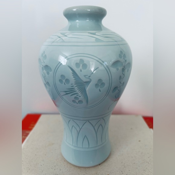 Vintage Beautiful  Korean Celadon Engraved Thousand Crane Signed Porcelain Vase - Picture 3 of 4